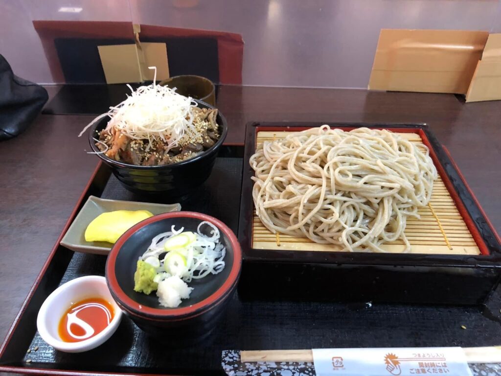 ざるそばと鹿のピリ辛肉丼 