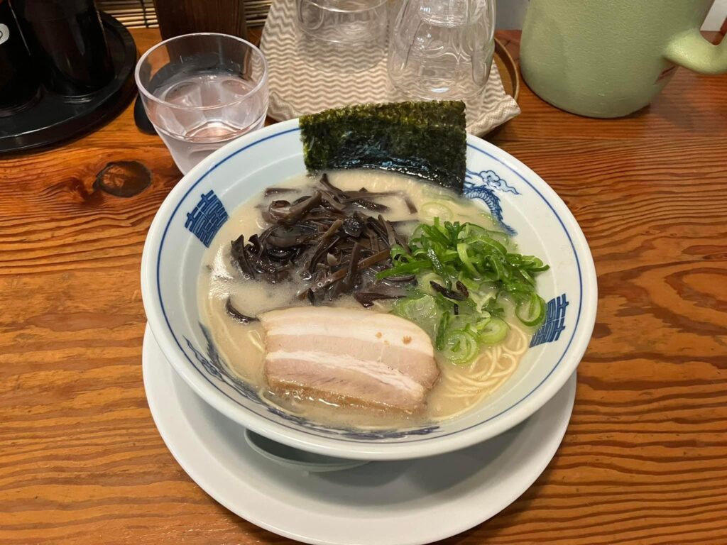 かくれ助屋白とんこつらぅめん800円